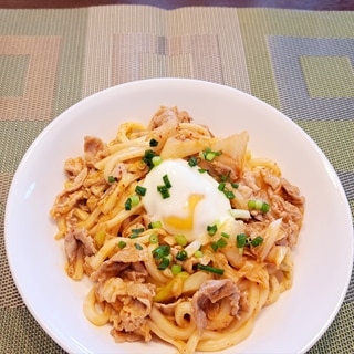 簡単！豚キムチうどん　温泉卵添え